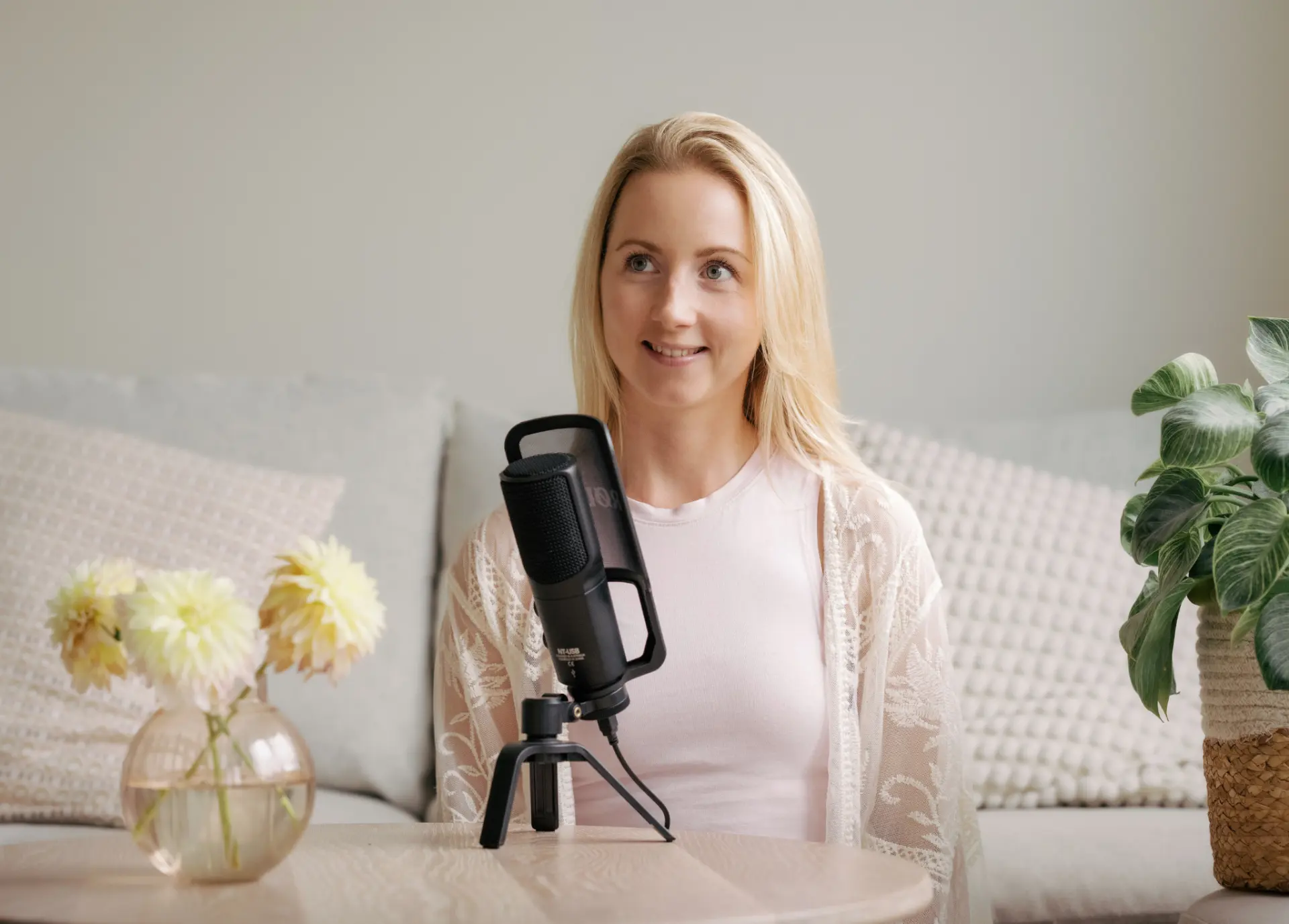Johanna Mårdh vid mikrofonen