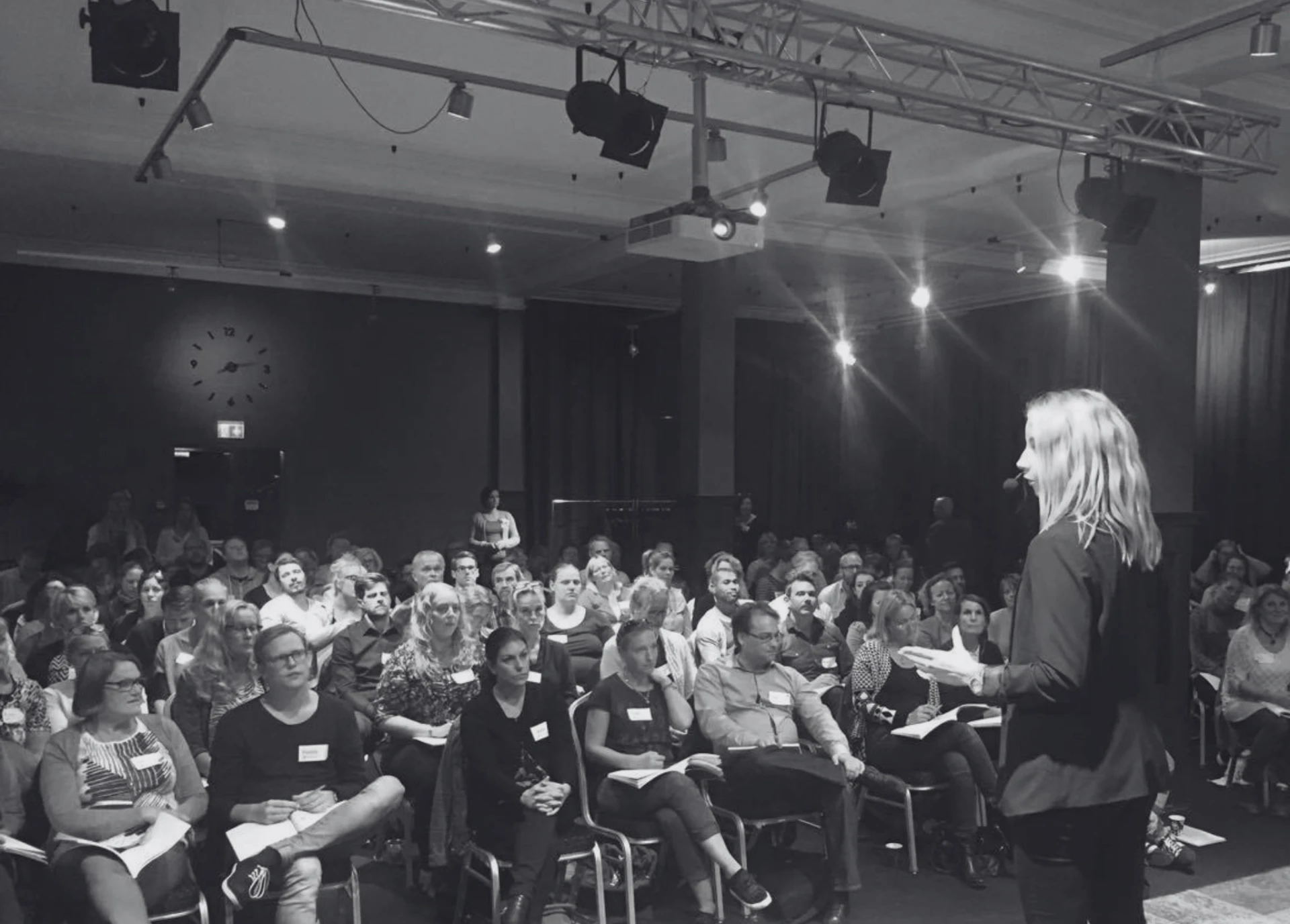 Johanna föreläser inför publik